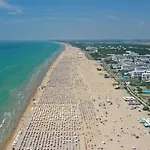 Beachfront Colourful Flat With Swimming Pool Bibione