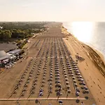 Beachfront Colourful Flat With Swimming Pool Bibione