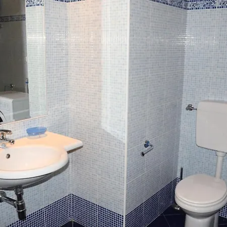 아파트 Beachfront Colourful Flat With Swimming Pool