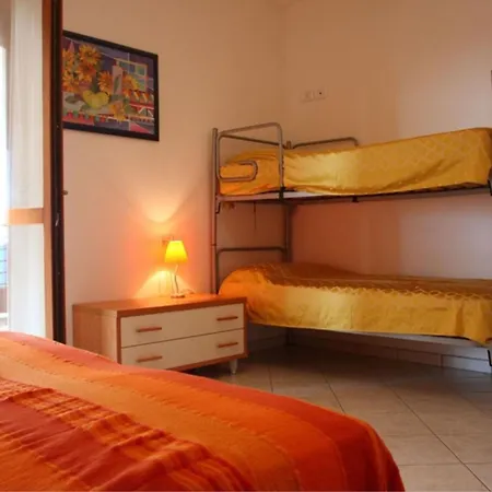 아파트 Beachfront Colourful Flat With Swimming Pool 비비오네