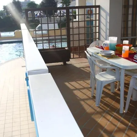 Beachfront Colourful Flat With Swimming Pool 아파트 *