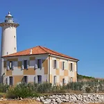 Daire Beachfront Colourful Flat With Swimming Pool Bibione