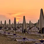 Daire Beachfront Colourful Flat With Swimming Pool Bibione