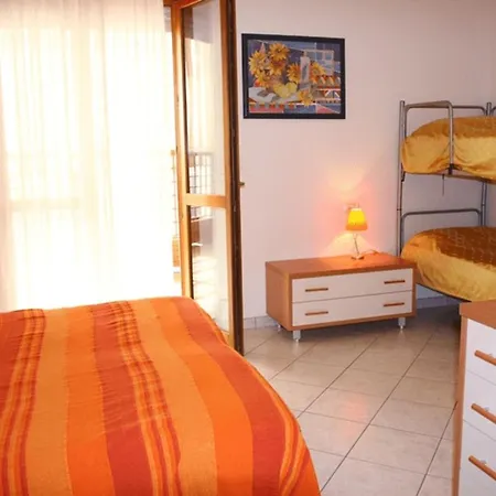 Apartmán Beachfront Colourful Flat With Swimming Pool Bibione