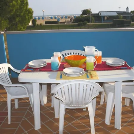 Apartmán Beachfront Colourful Flat With Swimming Pool