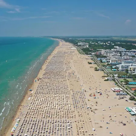 Beachfront Colourful Flat With Swimming Pool Bibione