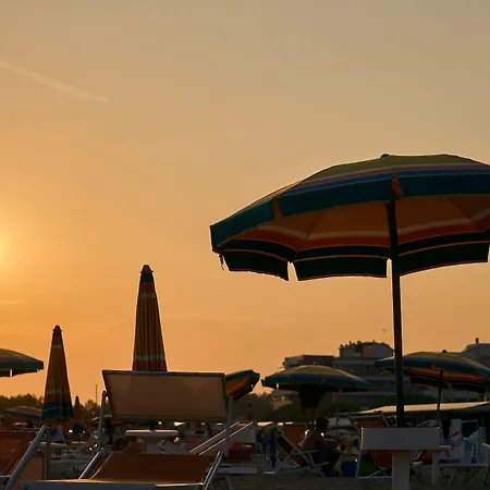 Beachfront Colourful Flat With Swimming Pool Διαμέρισμα
