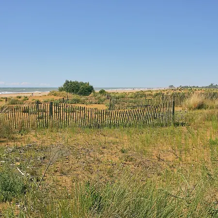 Apartmán Beachfront Colourful Flat With Swimming Pool *