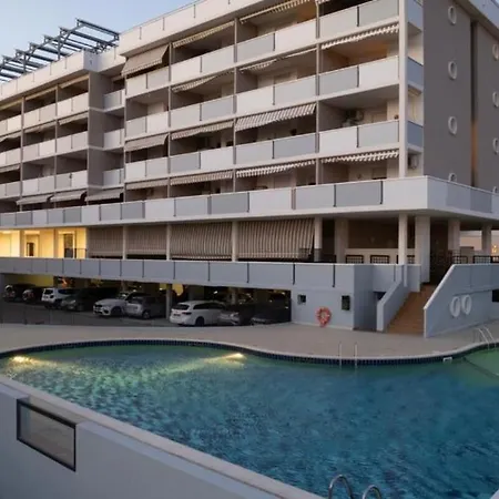 Beachfront Colourful Flat With Swimming Pool Μπιμπιόνε