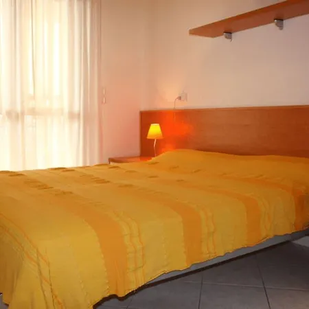 Beachfront Colourful Flat With Swimming Pool Bibione