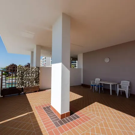 Διαμέρισμα Beachfront Colourful Flat With Swimming Pool