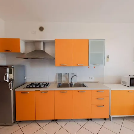 Beachfront Colourful Flat With Swimming Pool Μπιμπιόνε