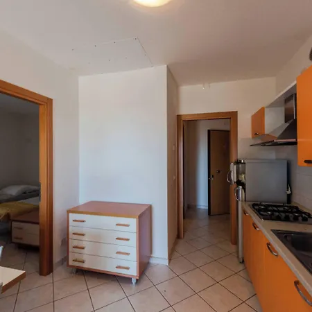 Διαμέρισμα Beachfront Colourful Flat With Swimming Pool