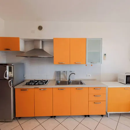 Διαμέρισμα Beachfront Colourful Flat With Swimming Pool