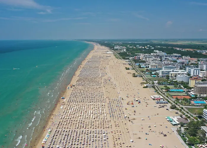Beachfront Colourful Flat With Swimming Pool Bibione