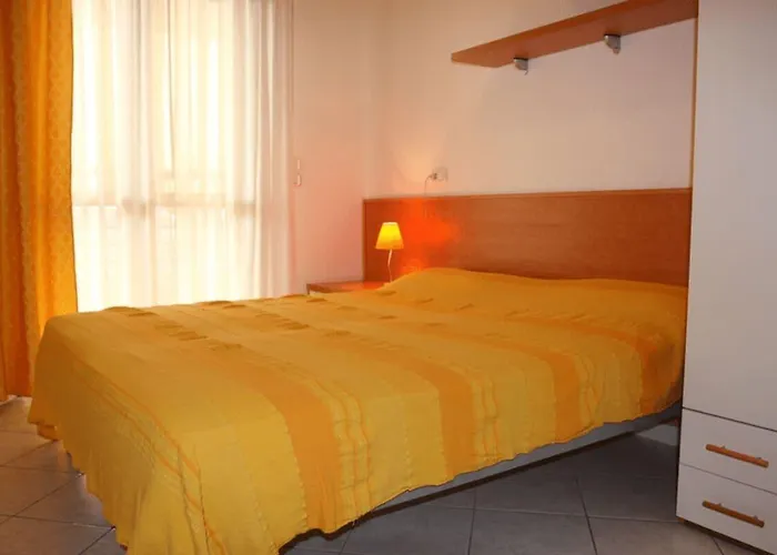 Beachfront Colourful Flat With Swimming Pool Bibione