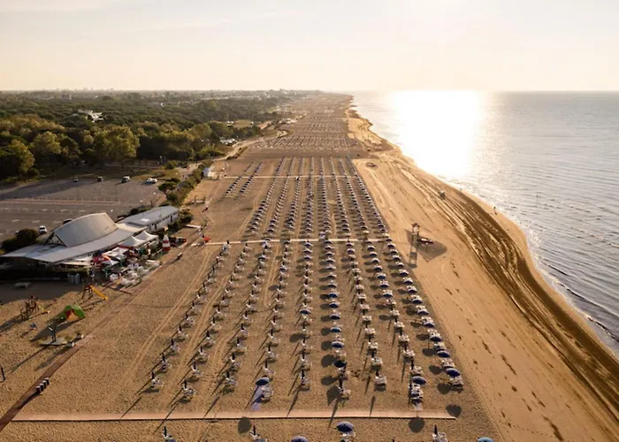 Beachfront Colourful Flat With Swimming Pool Bibione