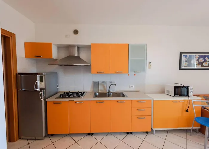 Beachfront Colourful Flat With Swimming Pool Bibione