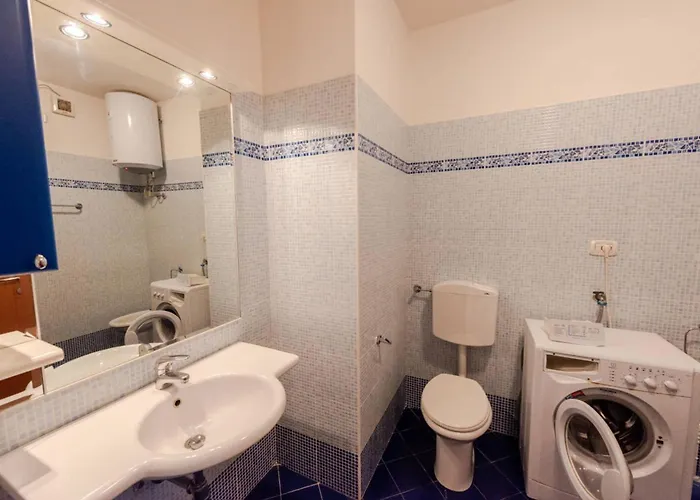 Lägenhet Beachfront Colourful Flat With Swimming Pool